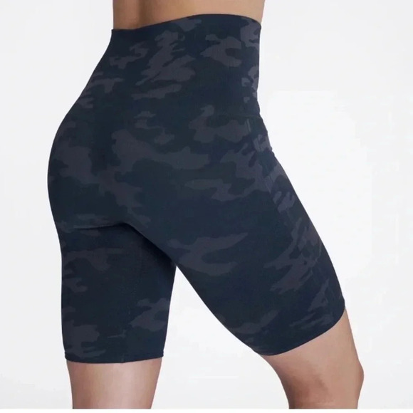 SPANX Pants - SPANX Lamn Bike Shorts black camo Sz Small 2-4 New with Tags